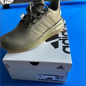 Adidas Racer TR 23, size 9 (in men’s)
Brand new, never worn